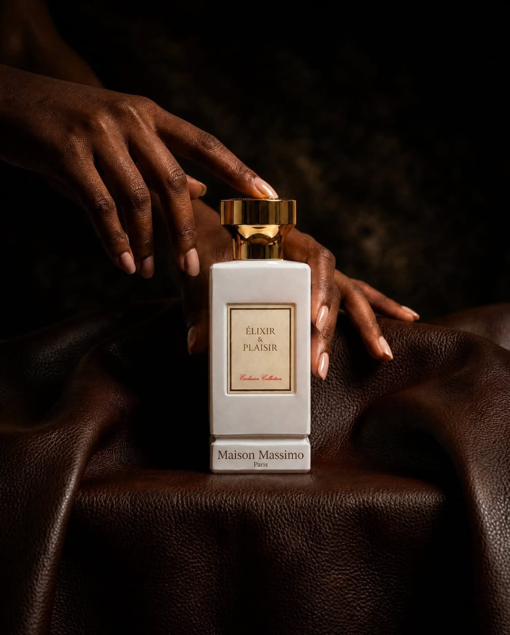 Les sept parfums de la collection Maison Massimo alignés sur un socle de travertin
